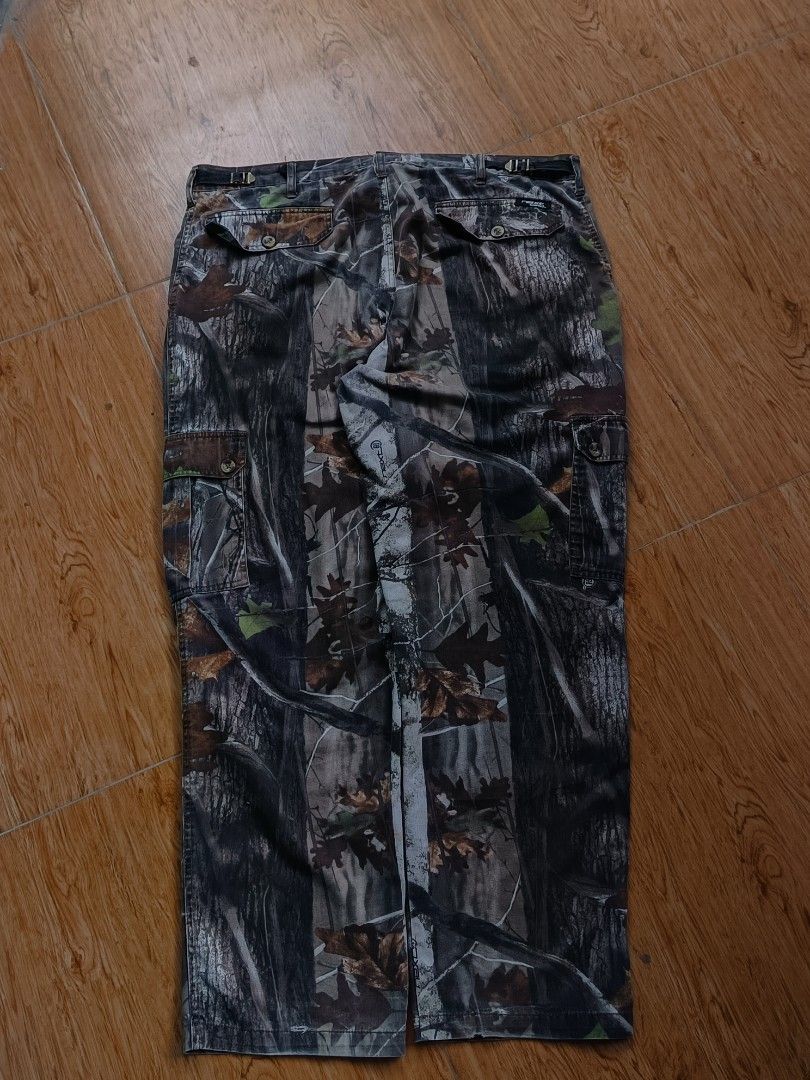 Realtree cargo pants (Category: Jeans) located in General Trias. Submitted by dot1thift (Listing ID 1367756206, Image 2). Description: Nextcamo Realtree cargo pants waist 40-42 length 41-42 leg opening 10-10.5 condition: 9.5/10 color condition: 9/10 issue: missing adjustable waist link, repaired pocket..