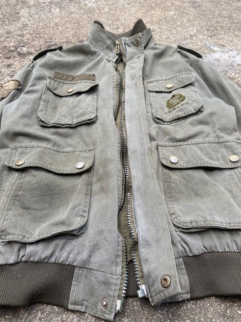 SALE Random Chinese Military Jacket (Category: Coats, Jackets and Outerwear) located in Sariaya. Submitted by streetarchives (Listing ID 1367800281, Image 3). Description: Random Heavy Chinese Military Jacket ~ Measurements Width: 23 inches Length: 26.5 inches Good condition✅ Issue: Sign of usage & Zipper not working.