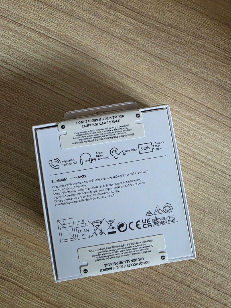 Samsung Earbuds FE (Category: Earphones) located in Singapore. Submitted by yq.chin (Listing ID 1367820204, Image 2). Description: Good condition and work perfectly. I'm selling them because I have another earbud..