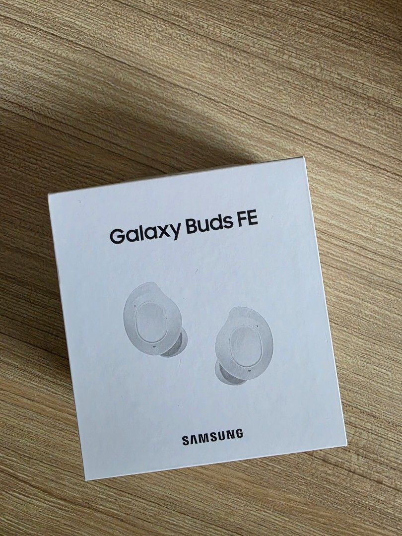 Samsung Earbuds FE (Category: Earphones) located in Singapore. Submitted by yq.chin (Listing ID 1367820204, Image 1). Description: Good condition and work perfectly. I'm selling them because I have another earbud..