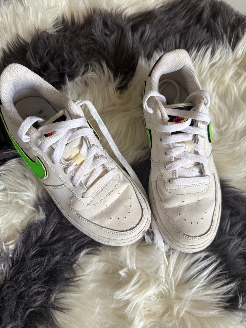 Snickers (Category: Sneakers) located in Kuala Lumpur. Submitted by akakpreloved2021 (Listing ID 1367714535, Image 3). Description: Semua ORI butik JD SPORT. Condition jrg pakai lama simpan kt almari. Yg kotor sikit tu bole hilang. .