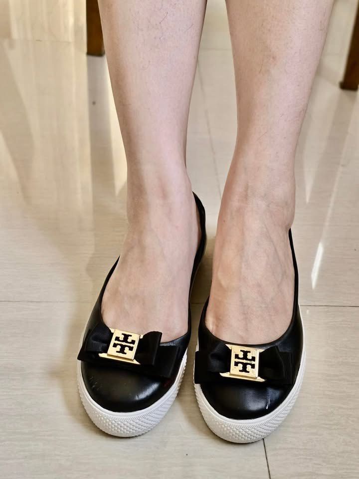 tory burch size 7 (Category: Flats & Sandals) located in General Santos City (Dadiangas). Submitted by preloved_threads03 (Listing ID 1367701639, Image 1). Description: tory burch size 7.