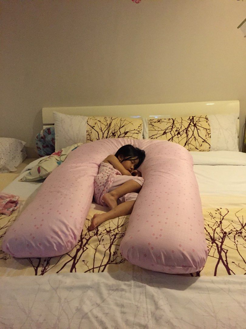 U-pillow protection for pregnant (Category: Maternity Care) located in Pasig City. Submitted by jackiemaria (Listing ID 1367794981, Image 2). Description: Orig price 3,500 Decluttering Still look new. Also best for baby’s with sinlings.