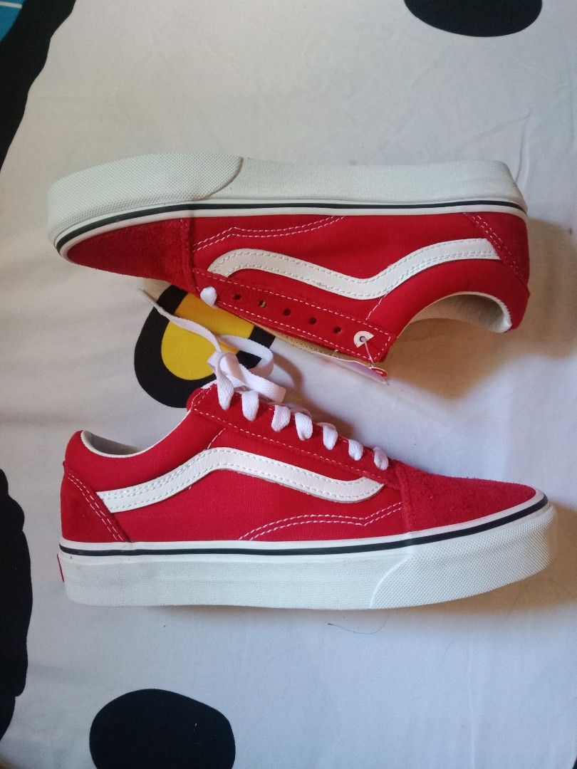 VANS Old Skool 'RED' (Category: Sneakers) located in Santa Maria. Submitted by avvvs (Listing ID 1367687773, Image 2). Description: with tag but no box.