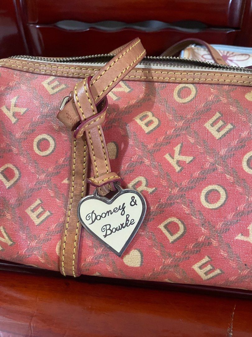 Vintage dooney & bourke barrel bag y2k (Category: Luxury Bags & Wallets) located in Manila. Submitted by seductivelove_xo (Listing ID 1367763151, Image 2). Description: Vintage dooney & bourke barrel bag y2k coded.