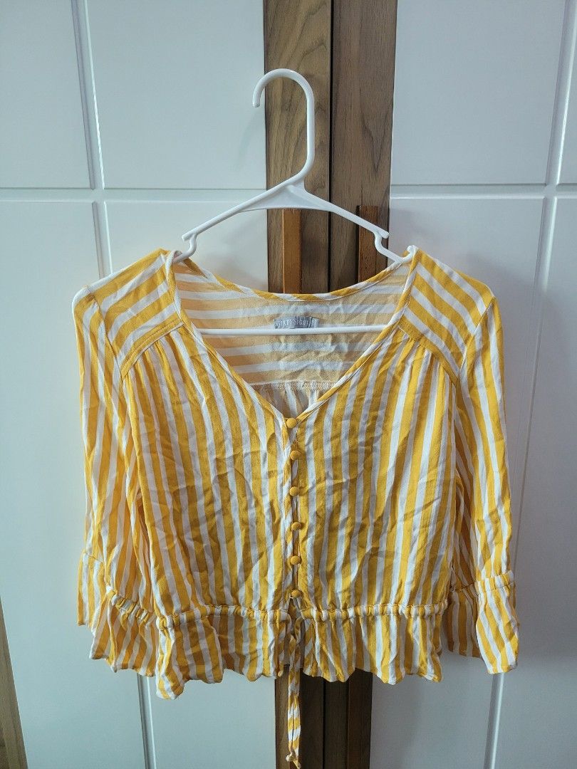 6ixty8ight yellow strip top (Category: Blouses) located in Caloocan City. Submitted by declutterjamiescloset (Listing ID 1367940819, Image 1). Description: 6ixty8ight brand (China brand) M size can fit Eu 36-38 size model 162cm/55kg.