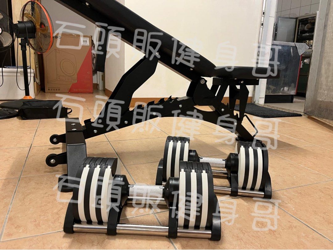由 zxc602pkpk (刊登 ID 1367932177，圖片 2) 提交，位於 彰化縣 (Changhua) 的 可調式啞鈴及可調式臥推椅 (類別：舉重和啞鈴)，說明：【限時瘋搶｜重訓爆款組合登場！】 最強可調啞鈴 + 超穩臥推椅，組起來直接升級！ 可調式啞鈴｜雙支最低只要 $7500 含運！ 多段重量任你選：24 / 32 / 36 / 40 / 43 公斤 顏色客製不加價＋保固保安心！ 一組頂多組，居家練全身超省空間！ 臥推椅｜加購價只要 $3500（單購 $4000） 實重26kg，附輪設計，移動不卡、臥推超穩！ 搭配啞鈴練胸、划船練背，通通搞定！ ⸻ 彰化可試用｜全台含運直送｜貨到付款也沒問題！ 現貨數量有限，想搶趁現在！馬上私訊開練！。