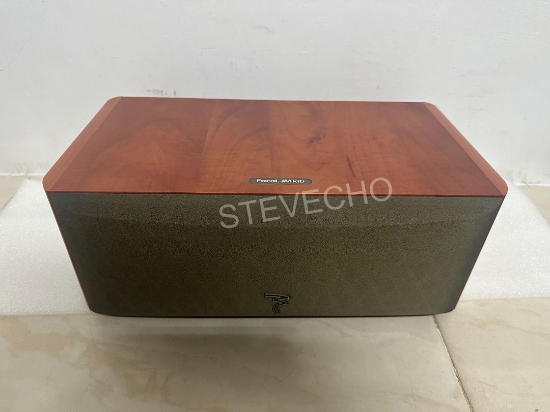 由 stevecho (刊登 ID 1367927470，圖片 2) 提交，位於 台中市 (Taichung) 的 法國 Focal JMlab CHORUS CC 70S 中置喇叭 音質很棒 二音路喇叭 法國製造 (類別：Soundbar、揚聲器、藍牙喇叭、耳擴)，說明：🎶 讓聲音成為主角！Focal JMlab CHORUS CC 70S 中置喇叭震撼登場！ 🎶 法國工藝 ✨ + 精準音場 🎯 = 影劇級聽覺饗宴！ 你正在打造家庭劇院？那中置喇叭絕不能馬虎！Focal CHORUS CC 70S，來自法國名廠 Focal JMlab，專為對話清晰度與細節還原而生。它不只是中置，它是你影音靈魂的核心。 🔊 核心特色： ✅ 三單體設計： 25mm 高音 + 雙 140mm 中音，層次細膩、空間感一流 ✅ 頻率響應寬廣： 65Hz – 28kHz，從低音轟鳴到高音穿透都游刃有餘 ✅ 靈敏度達 90dB，搭配一般擴大機就能輕鬆驅動 ✅ 電磁屏蔽設計，零干擾、零噪音，放心靠近電視擺放！