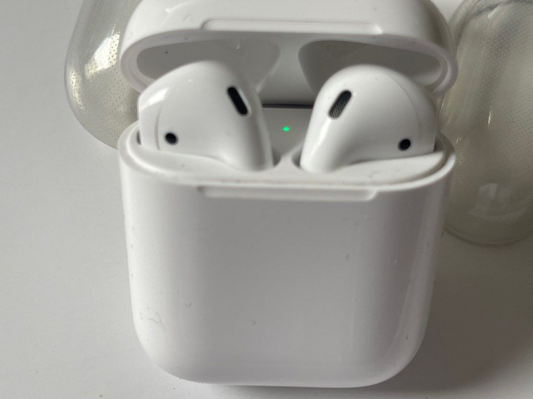 由 6r9bdr856569592 (刊登 ID 1367868601，圖片 1) 提交，位於 台北市 (Taipei) 的 AirPods 2藍牙耳機 (類別：耳機)，說明：原本通勤使用，上下班來回約兩個小時，功能正常，有盒裝， 雙北捷運可面交，會清潔後售出。