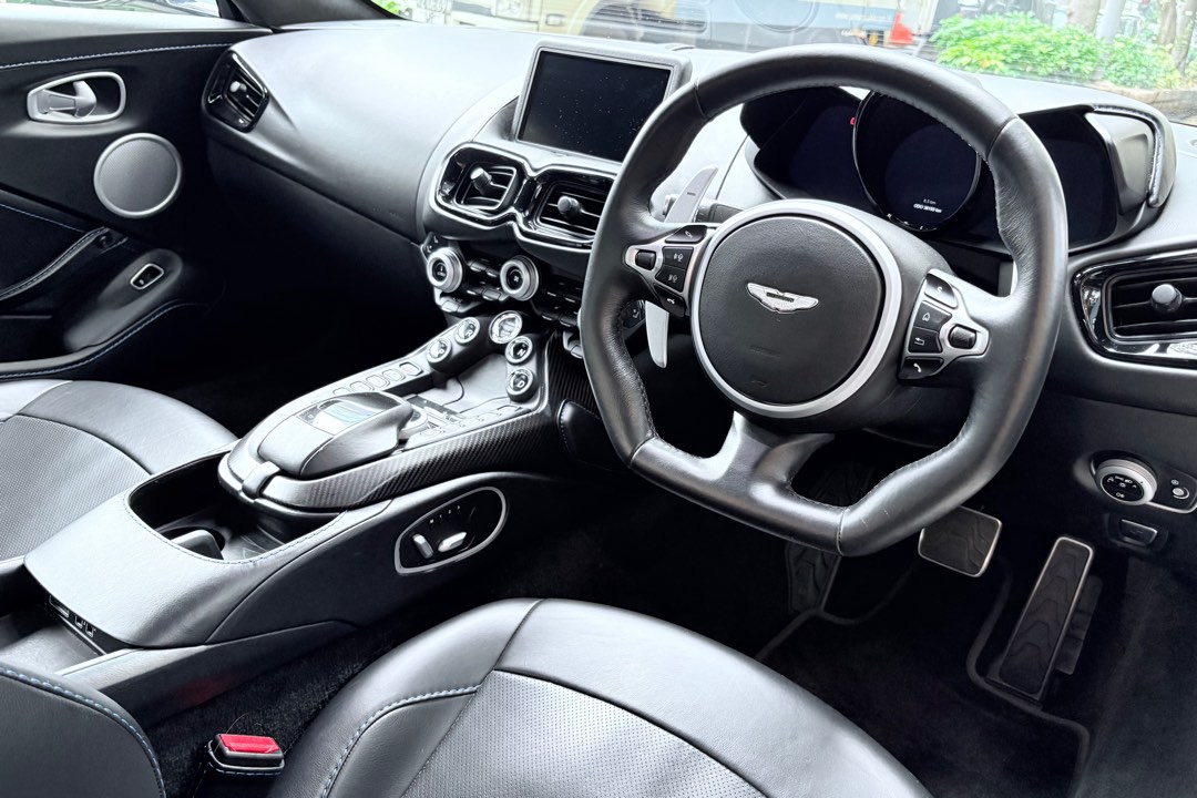 Aston Martin Vantage V8 Auto62864836835713112