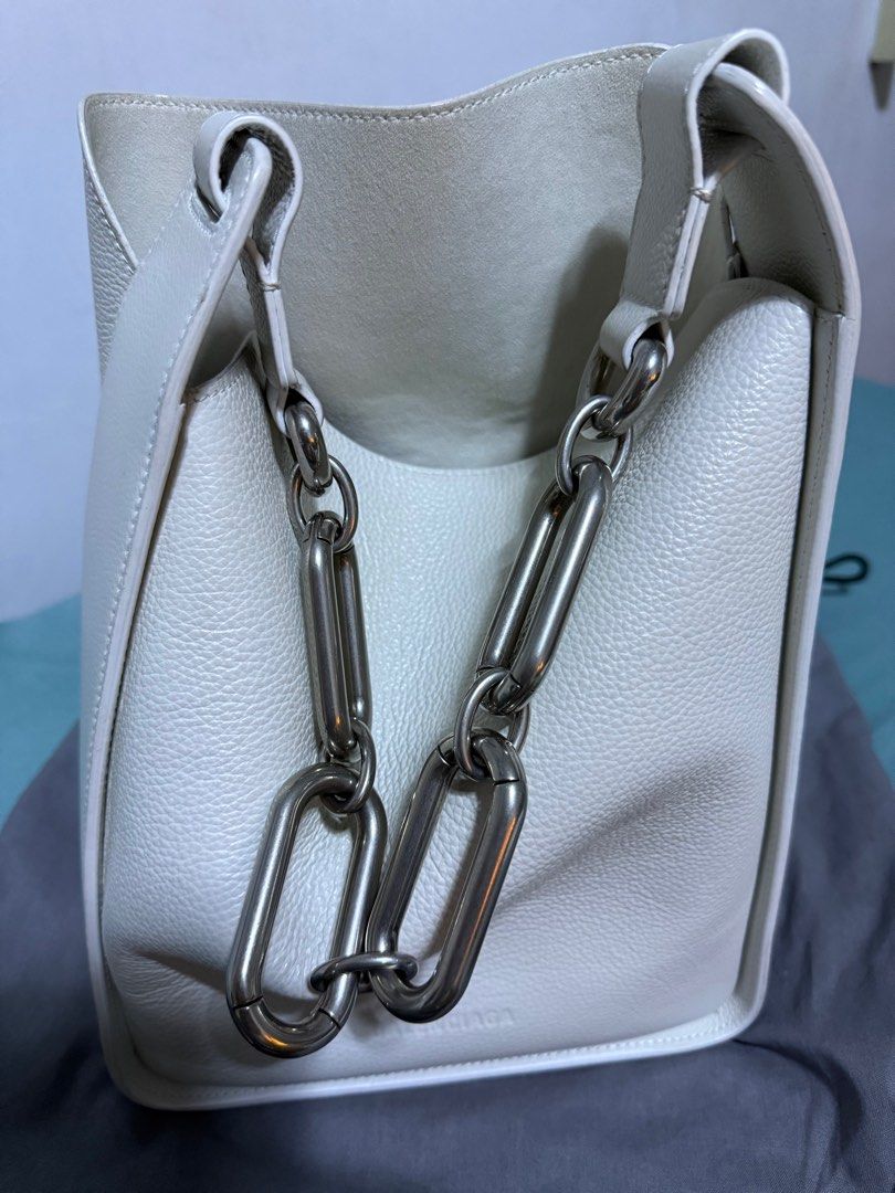 Balenciaga Hobo (Category: Luxury Bags & Wallets) located in Makati City. Submitted by mit_z_g (Listing ID 1368008471, Image 2). Description: .