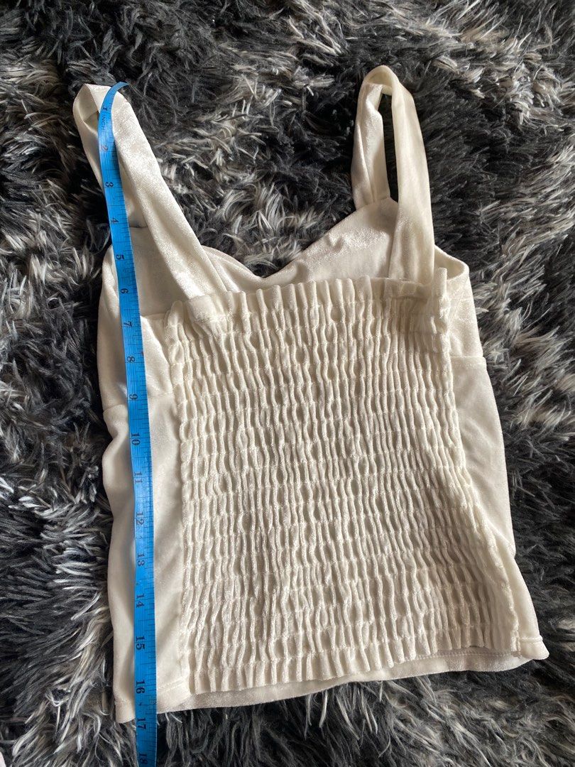 Basic Top (Category: Others Tops) located in Quezon City. Submitted by mdjeee (Listing ID 1367947715, Image 2). Description: Decluttering, barely used.