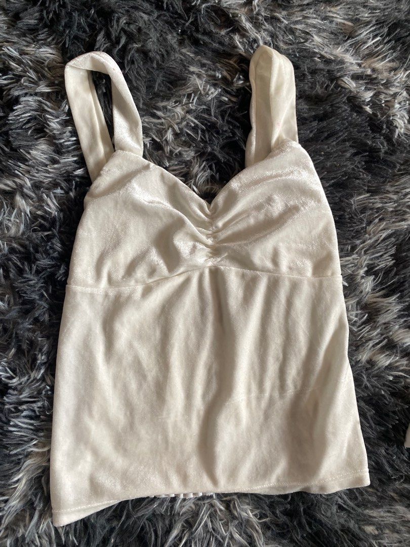 Basic Top (Category: Others Tops) located in Quezon City. Submitted by mdjeee (Listing ID 1367947715, Image 1). Description: Decluttering, barely used.