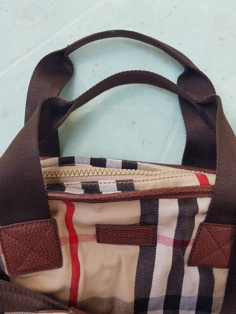 Burberry Blue Label Sling bag (Category: Luxury Bags & Wallets) located in Nabua. Submitted by i.nixie (Listing ID 1367892508, Image 3). Description: PM sa details and issues.