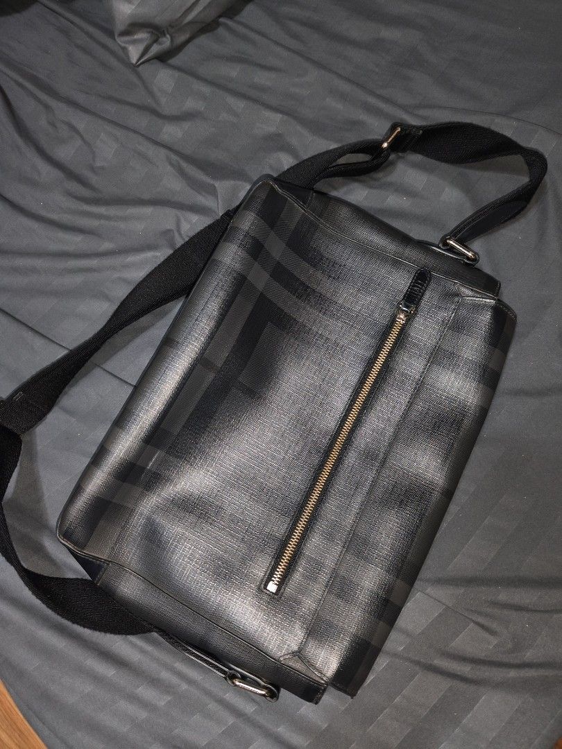 Burberry Cross-Body messenger bag (Category: Cross-body Bags) located in Manila. Submitted by joshhoraci50414 (Listing ID 1367893219, Image 2). Description: Fits 14" Macbook pro Used for work Black.