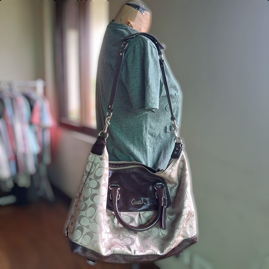 Coach Ashley Coach Signature (Category: Shoulder Bags) located in Quezon City. Submitted by lixire (Listing ID 1367981634, Image 1). Description: Coach Ashley Coach Signature Model Like New Complete with dustbag P3,500 Cubao loc.