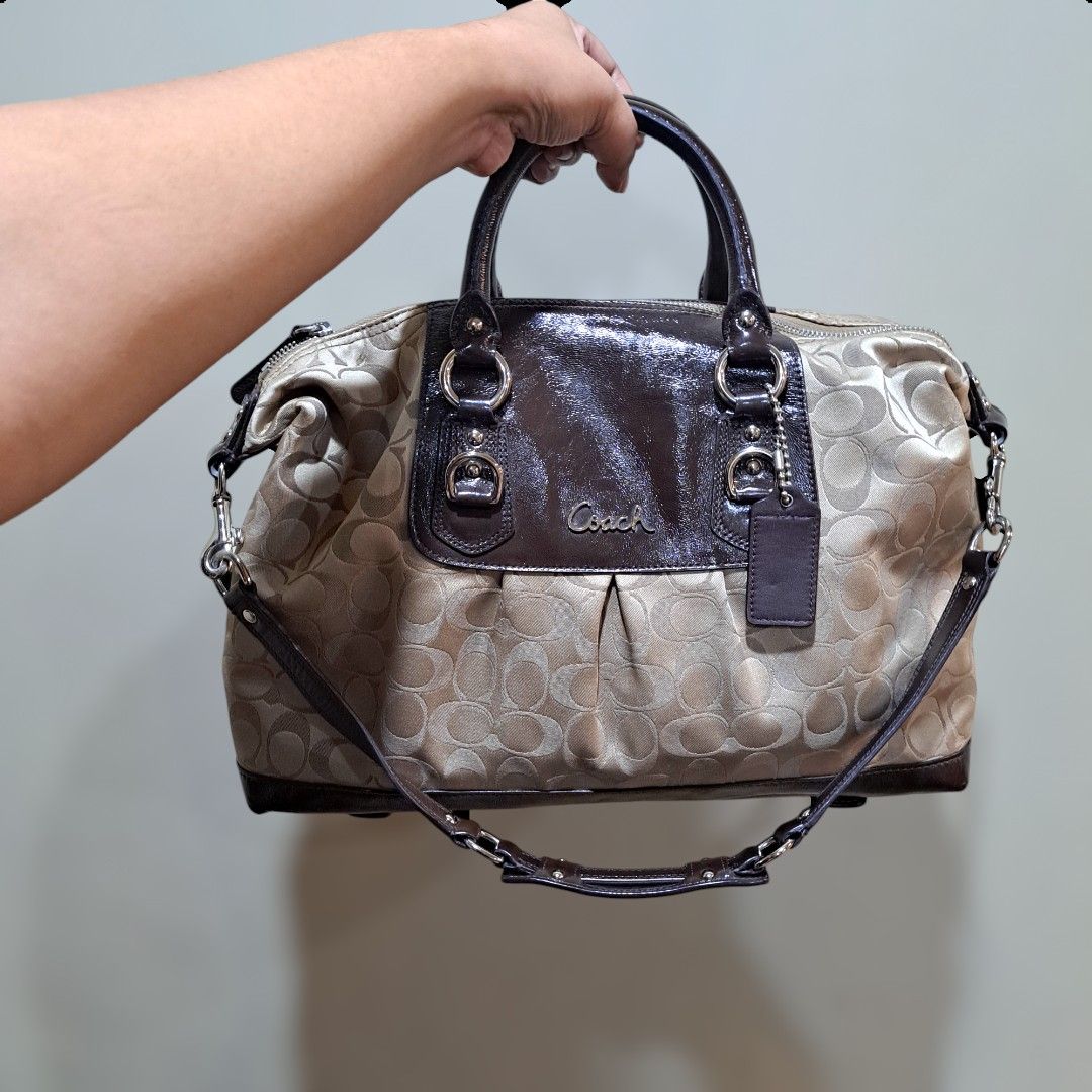 Coach Ashley Coach Signature (Category: Shoulder Bags) located in Quezon City. Submitted by lixire (Listing ID 1367981634, Image 3). Description: Coach Ashley Coach Signature Model Like New Complete with dustbag P3,500 Cubao loc.
