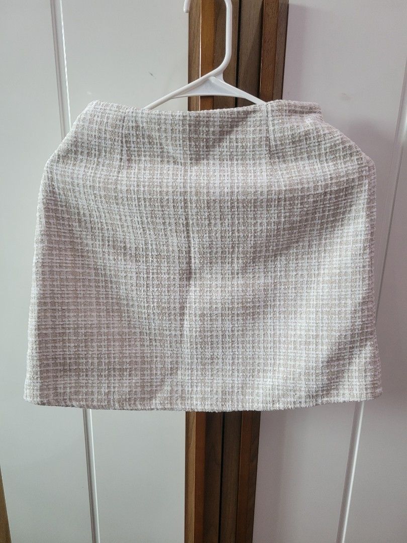 Cream tweed skort free size (Category: Skirts) located in Caloocan City. Submitted by declutterjamiescloset (Listing ID 1367934650, Image 1). Description: bought in Bangkok lined fits size 28" waist, hips 34".