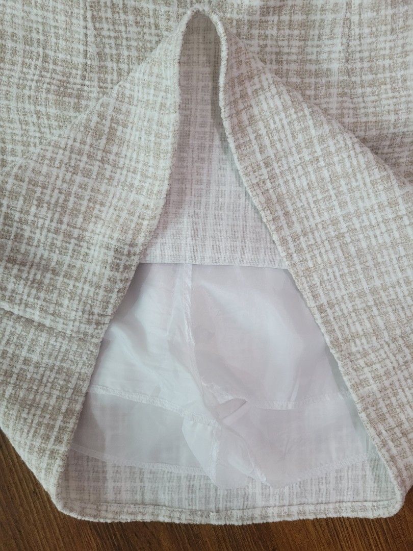 Cream tweed skort free size (Category: Skirts) located in Caloocan City. Submitted by declutterjamiescloset (Listing ID 1367934650, Image 2). Description: bought in Bangkok lined fits size 28" waist, hips 34".