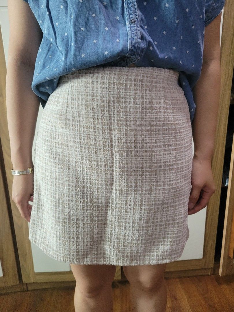 Cream tweed skort free size (Category: Skirts) located in Caloocan City. Submitted by declutterjamiescloset (Listing ID 1367934650, Image 3). Description: bought in Bangkok lined fits size 28" waist, hips 34".