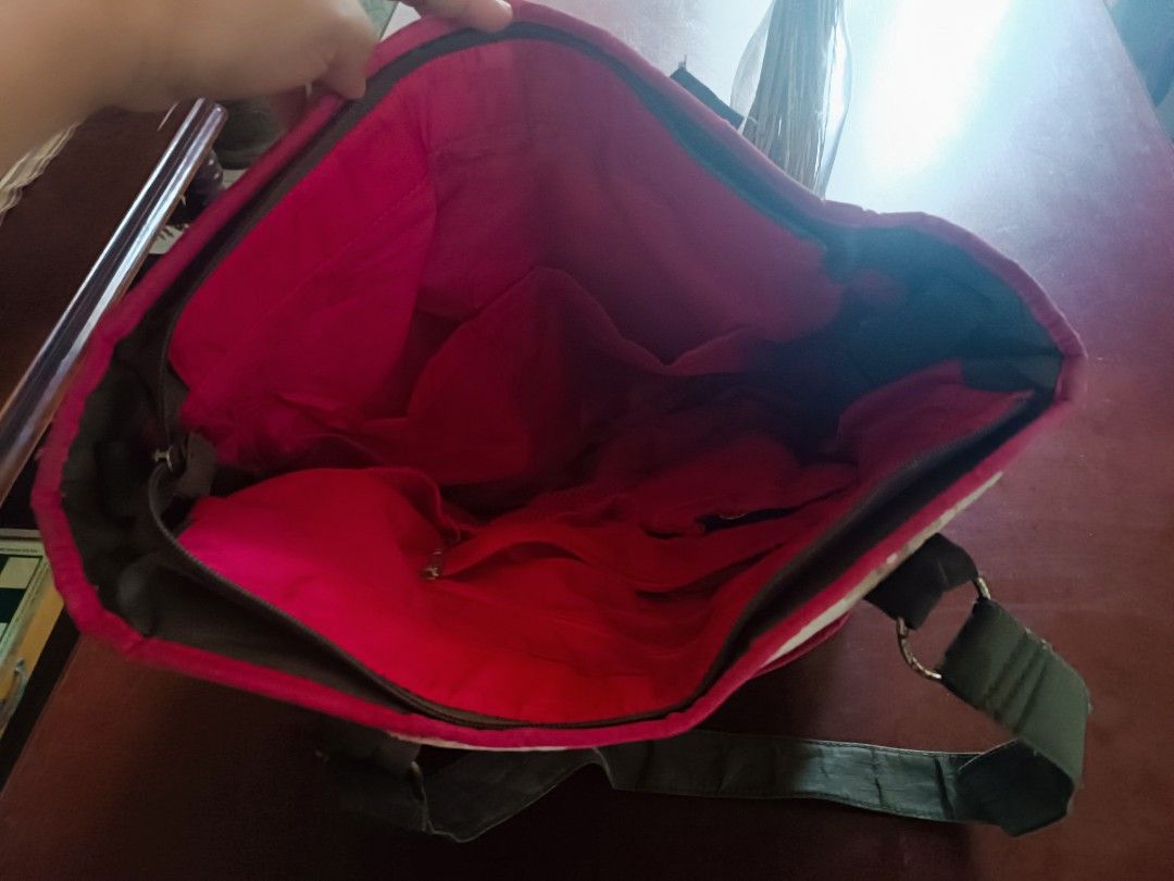 FisherPrice Baby Bag (Category: Shoulder Bags) located in Manila. Submitted by ofwmom (Listing ID 1367912598, Image 3). Description: FisherPrice Baby Bag Has lots of compartments, very spacious, marami pwedeng mailagay, sobrang matibay..