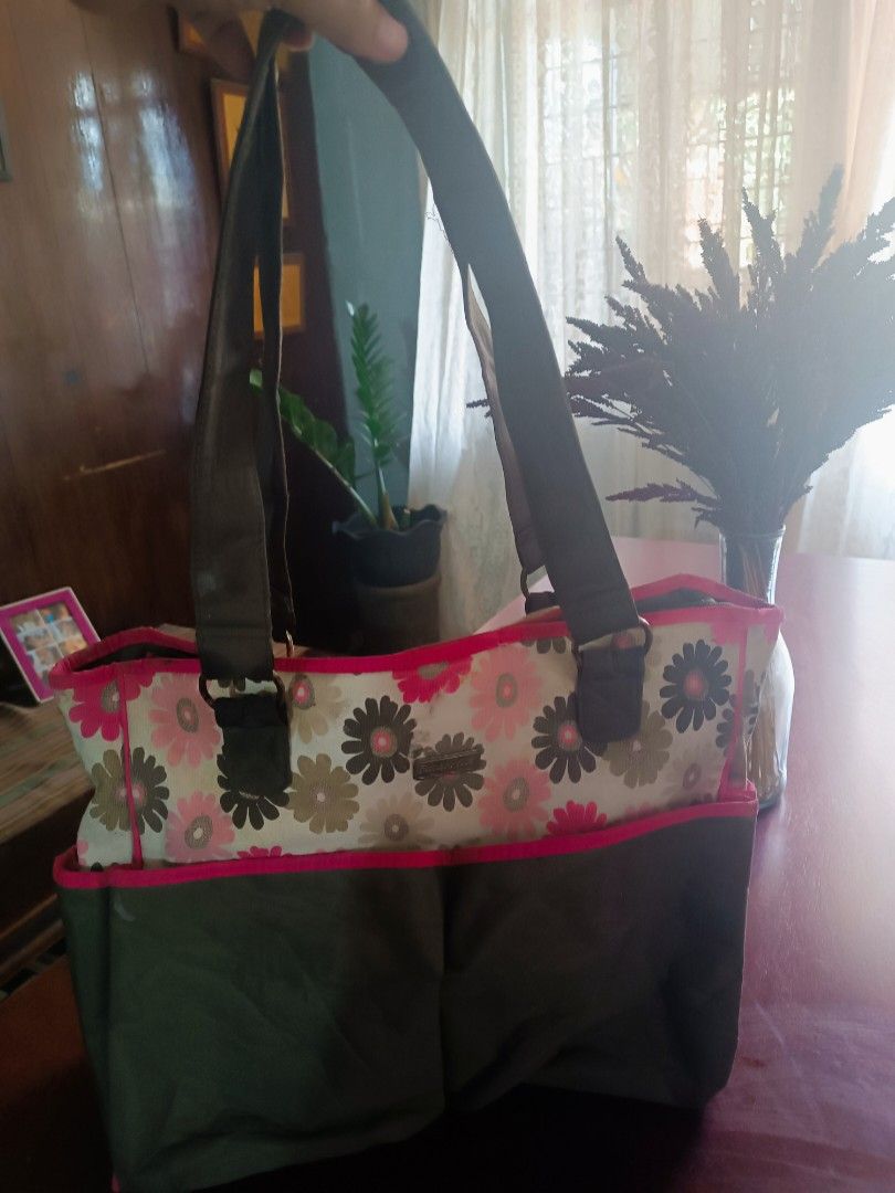 FisherPrice Baby Bag (Category: Shoulder Bags) located in Manila. Submitted by ofwmom (Listing ID 1367912598, Image 1). Description: FisherPrice Baby Bag Has lots of compartments, very spacious, marami pwedeng mailagay, sobrang matibay..