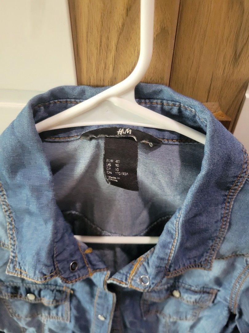 H&M denim long sleeve top Eu40 (Category: Longsleeves) located in Caloocan City. Submitted by declutterjamiescloset (Listing ID 1367941632, Image 2). Description: Eu40 one of my many denim tops during my denim phase.