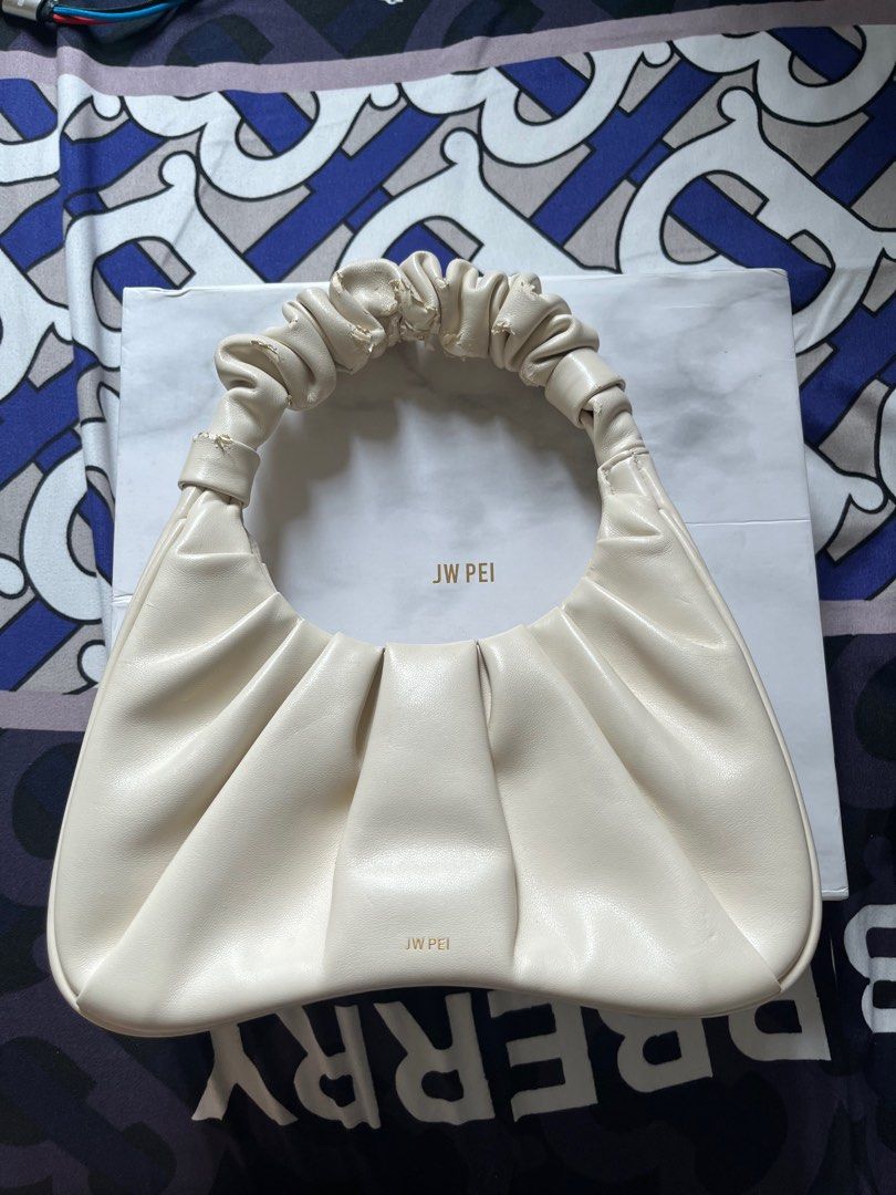 JW Pei Gabbi (Category: Purses & Pouches) located in Manila. Submitted by coffeeandcodals (Listing ID 1367921831, Image 2). Description: ‼️Free when you buy items from my listing with a total amount of 500 🤍Used less than 5 times kaso na-stock siya nung pandemic sa cabinet 🥲 Caused peeling off ng leather sa handle part ‼️With dustbag and box ‼️This is the first version hence diff packaging compared sa green ‼️Issues: Peel off ng leather sa hand