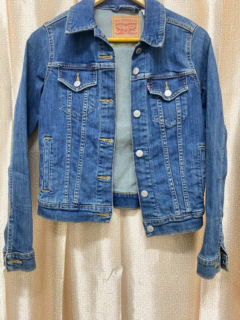 Levis jacket (Category: Coats, Jackets and Outerwear) located in Kuala Lumpur. Submitted by hellodaisy_72 (Listing ID 1367867423, Image 1). Description: .