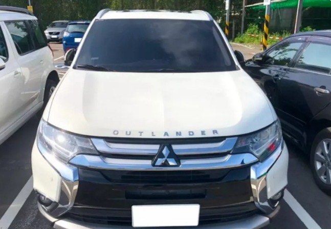 由 pipi1108cc (刊登 ID 1367905164，圖片 1) 提交，位於 台中市 (Taichung) 的 Mitsubishi Outlander 2018款 白色 🔍️售價：18萬 🔍️出廠：2018年 🔍️行駛里程：6.4萬公里 🔍️乘客數：5門5座 🔍️排氣量：2.4L (類別：汽車出售)，說明：🔍️廠牌型號：Mitsubishi Outlander 2018款 白色 🔍️售價：18萬 🔍️出廠：2018年 🔍️行駛里程：6.4萬公里 🔍️乘客數：5門5座 🔍️排氣量：2.4L 🔍️引擎燃料：汽油 🔍️驅動方式：2WD ★重要資訊★ 車輛均有第三方認證 ⭕️專業鑑定⭕️合格認證 ⭕️檢定報告⭕️一覽無疑 📣便宜賣🚫無事故🚫無泡水🚫無待修 提供💯完整第三方認證合格檢驗報告 保證✅實車實價✅車況透明✅安心購車 ★提供車況原始表 ★車況與認證表不符，退車並全額退費 ◎歡迎私訊預約賞車◎ ★早上10點到晚上18點 ★Line ID : pi