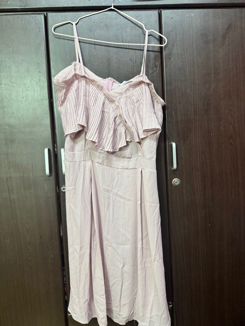 Pink Formal Dress (Category: Dresses) located in Manila. Submitted by frenchmacaron (Listing ID 1367956817, Image 1). Description: W/ flaw See photos Need lang tahiin.