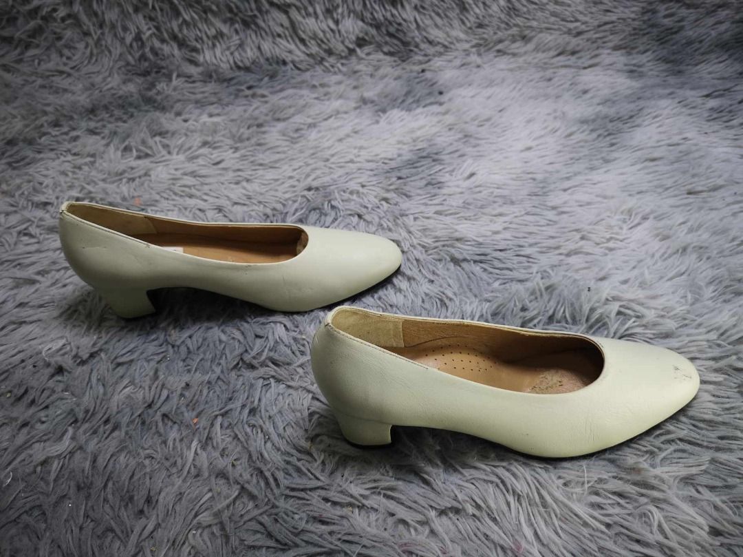 Smooth Beige Leather Rounded Toe Low Heels (Category: Heels) located in Santa Cruz. Submitted by jmy_surplus.2 (Listing ID 1368006798, Image 2). Description: Size ; 23cm Color ; Beige Type ; Heels Brand ; No brand Material ; Leather Style ; Beige Leather Heels LR 119 JMY 1.