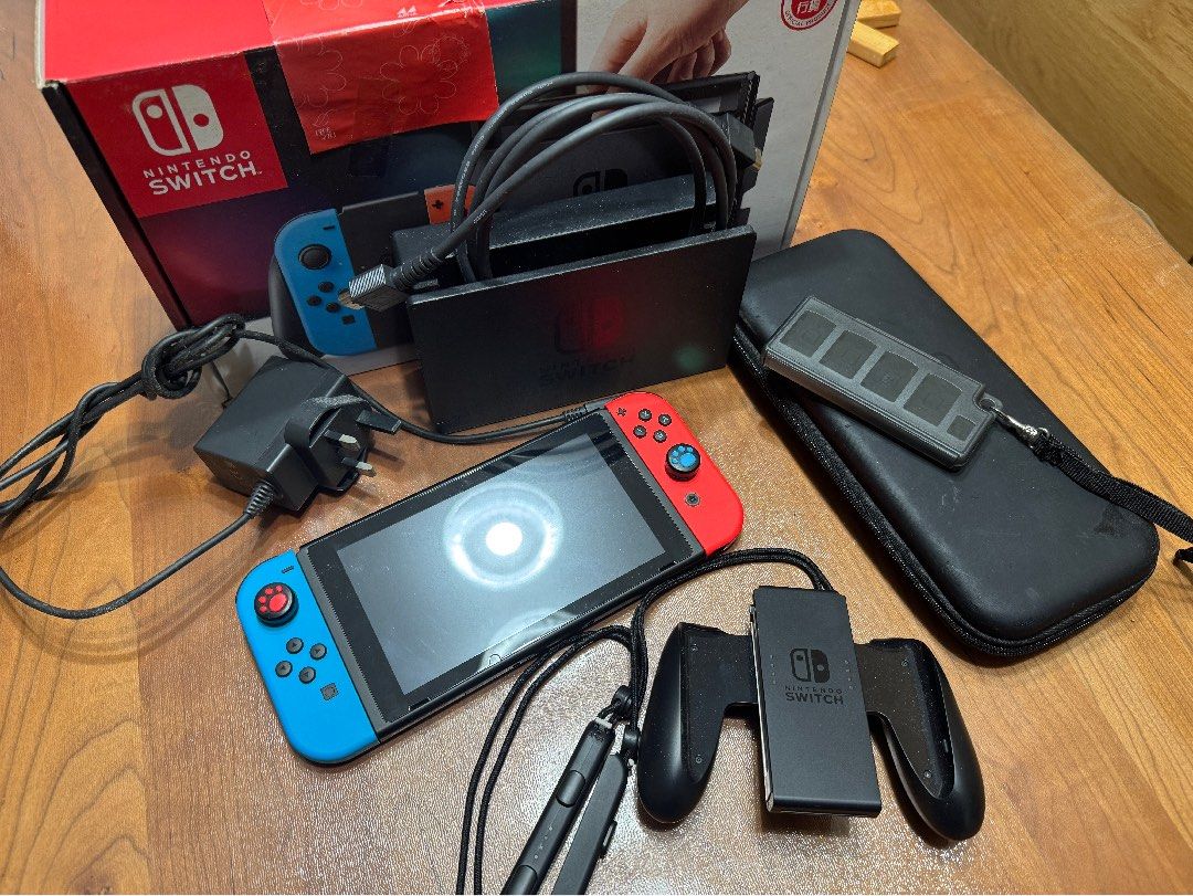 Switch （分類：Nintendo 任天堂）位於 Hong Kong。 由 ktckkt 提交（商品編號 1367983679，圖片 3）。簡介： 全套有盒齊配件 新淨齊全 有玻璃貼 保護套 遊戲卡盒 。