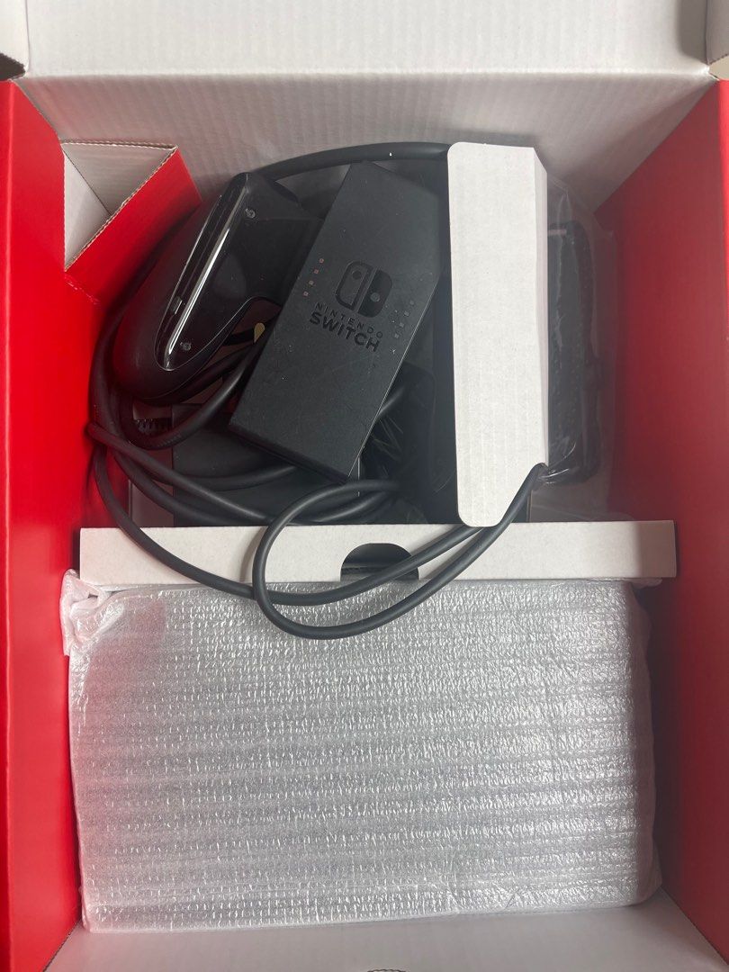 Switch oled （分類：其他）位於 Hong Kong。 由 dk852 提交（商品編號 1340733376，圖片 3）。簡介： 新净 功能一切正常 . 全套配件齐 无保养.不谈价 。