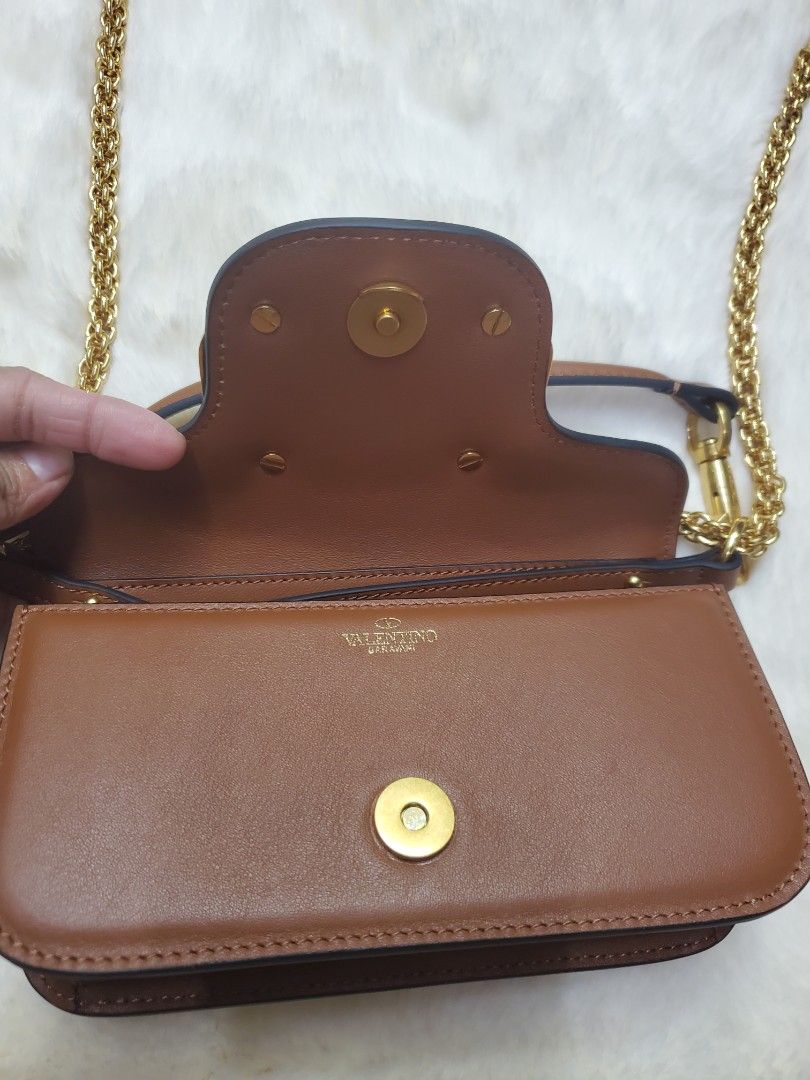 Valentino Sling bag (Category: Luxury Bags & Wallets) located in Manila. Submitted by mavel0817 (Listing ID 1367898513, Image 3). Description: Valentino Sling bag Leather /etikita.
