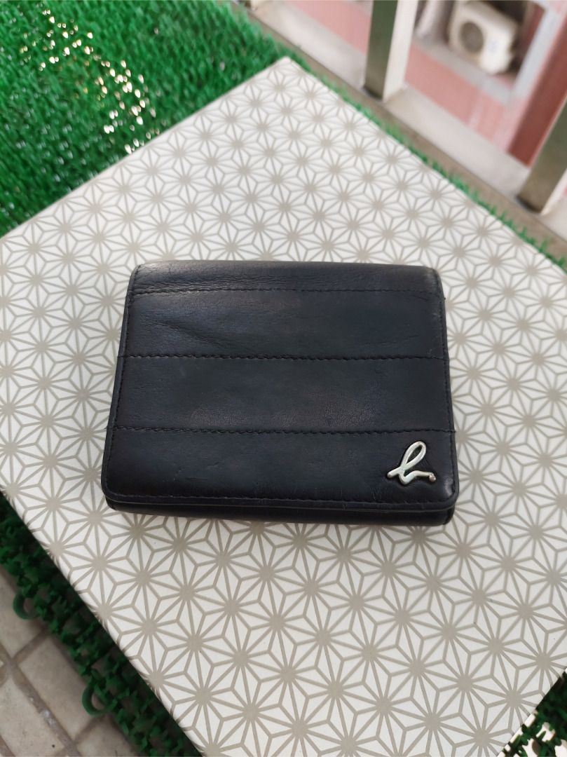 《搬家出清，搬完跳回原價$2555》WA004 古著 早期老物 法國精品 Agnes b. Vintage 真皮黑底金屬字母LOGO圖騰 時尚古著皮夾  三折短夾 零錢包 老錢包 復古 型男 休閒 文青 Y2K