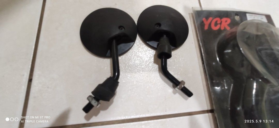 由 lkkk567 (刊登 ID 1368098554，圖片 3) 提交，位於 台中市 (Taichung) 的 三陽光陽 短腳小圓鏡後視鏡 8mm正牙 (類別：汽機車零配件)，說明：三陽光陽 短腳小圓鏡後視鏡 8mm正牙 東西如圖，螺絲有點鏽斑 短腳架。