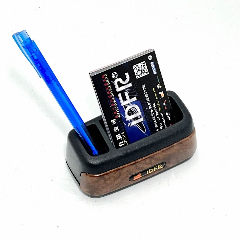 由 815065 (刊登 ID 1368097618，圖片 3) 提交，位於 彰化縣 (Changhua) 的 台灣工廠 多功能車用收納盒 車用小物整理盒 車內隨身收納盒 桌面小物收納 造型筆筒 3960 青藍色 (類別：汽機車零配件)，說明：【您好~下單前請先看看我的個人簡介 ，謝謝！】 產品名稱 : 超質感多功能小品收納盒 顏色 : 黑色 / 碳纖 / 核桃紋 / 水藍 / 水綠 / 粉紅 / 電鍍銀 尺寸 : 長10cm 寬5cm 高4cm 數量 : 1入 備註 : 底部附有3M雙面膠 可黏貼固定 適合放置口紅、筆、USB隨身碟、小型隨身盒等小物 雙槽設計，可分隔收納，維持車內整齊 適用於辦公桌、車內中控台、床頭等多種場景 材質堅固，造型多樣，有碳纖、木紋、鍍鉻等多種顏色。