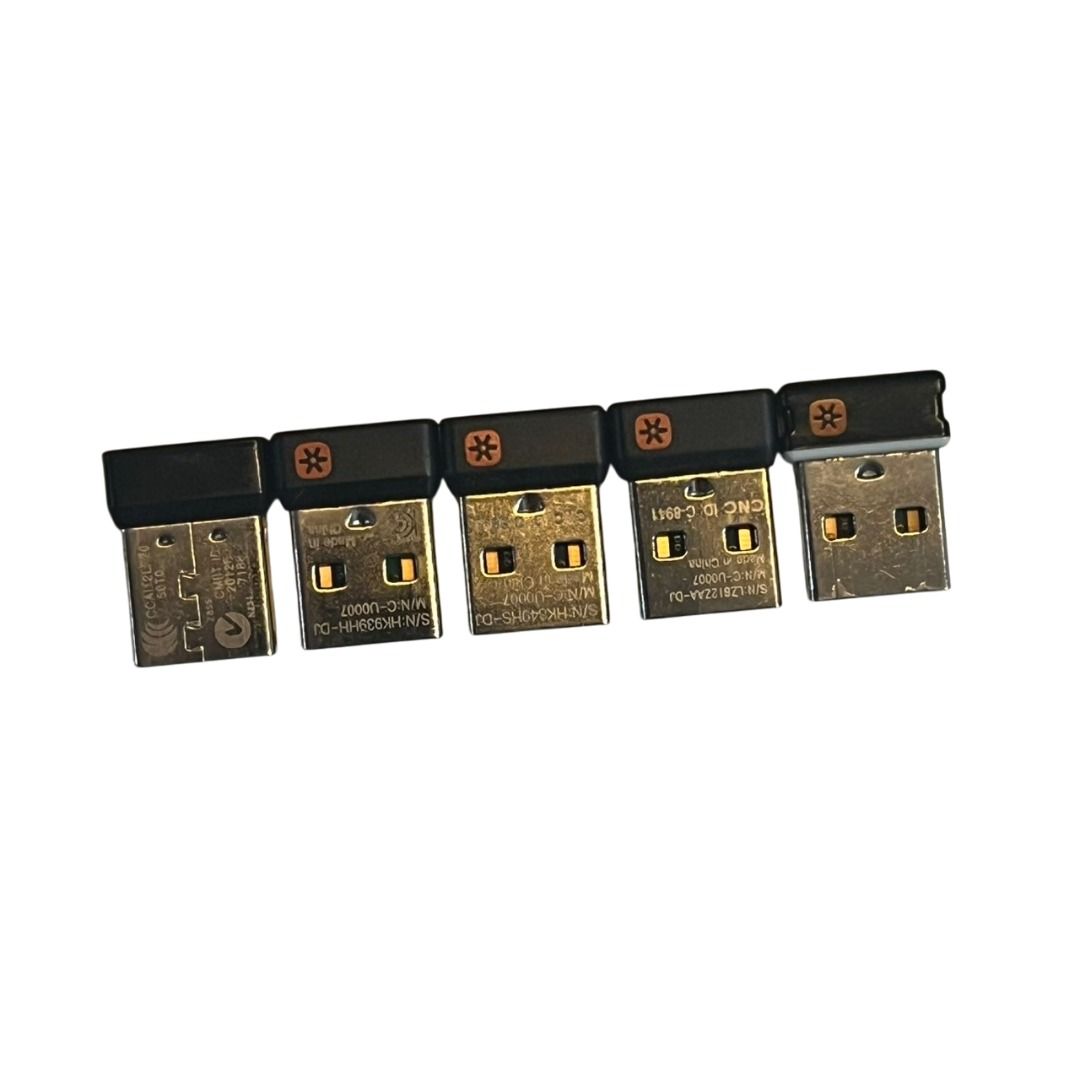 由 straygohome (刊登 ID 1368134111，圖片 3) 提交，位於 新北市 (New Taipei) 的 ❮二手❯ 瑞士 Logitech 羅技 Unifying 接收器 USB無線接受器 小太陽 可一對六 雙通道接收器 (類別：電腦滑鼠及相關產品)，說明： 新竹縣動物保護教育園區 毛色 黑狗 女生 名字 小小 ❮ 領養文 ❯ 我是長期救援流浪狗、流浪貓的愛心志工，此刻在新竹縣動物保護教育園區，有一團毛茸茸的黑色小太陽正縮在角落顫抖——她叫「小小」，三個月前被丟棄在雨夜的紙箱裡，渾身溼透的她和另一隻奄奄一息的同伴緊貼著，當志工伸手時，同伴已冰冷僵硬，而小小卻用盡最後力氣輕舔人類的手指。如今這隻巴掌大的小女生有著絲緞般的黑毛，圓眼睛像浸在泉水裡的玻璃珠，每當有人經過籠子，她會立刻用後腿站立，前爪扒著鐵網拼命搖尾，喉嚨發出幼獸特有的嗚嗚聲，彷彿在說：「拜託看看我，我很乖的！」夜裡其他狗狗入睡後，她總是把最愛的玩具骨頭藏進毛毯，留著想送給未來的家人。領養小小不是憐憫，是迎接