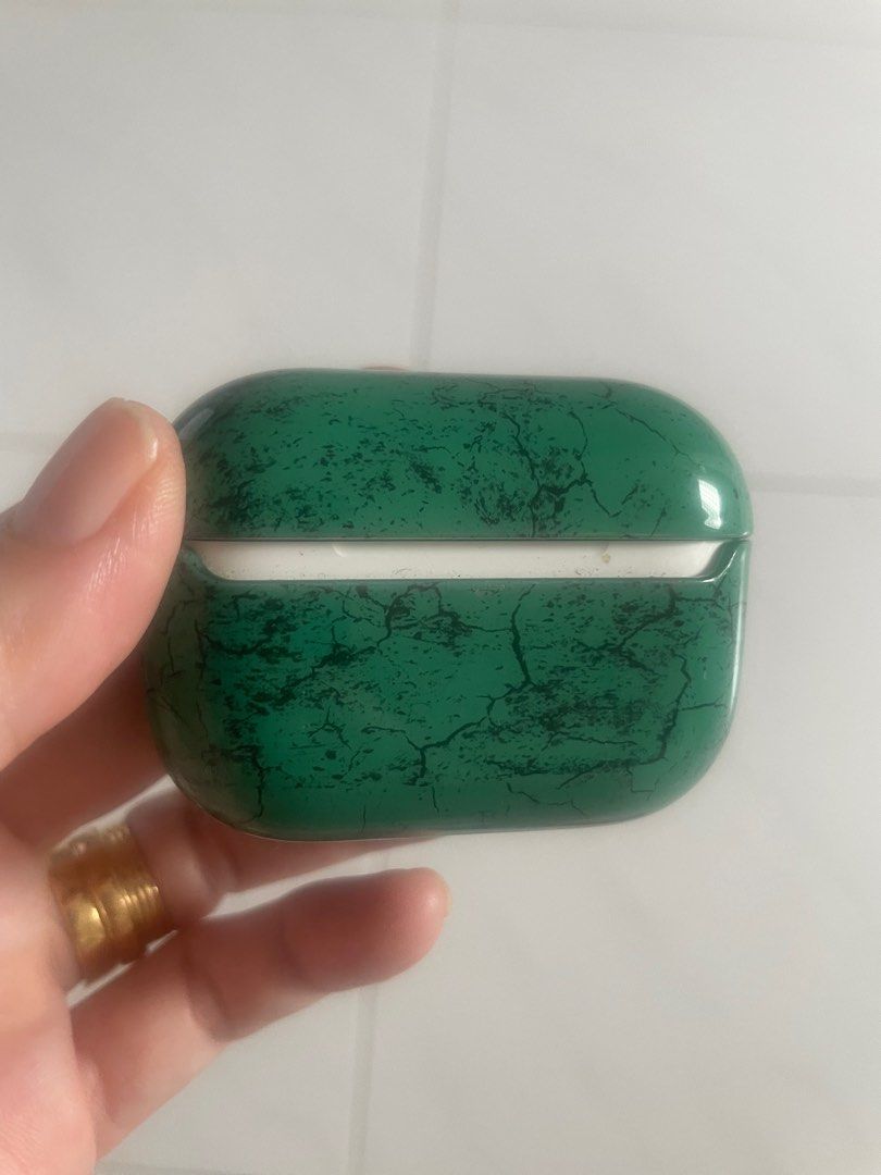 Airpods Pro with casing (Category: Earphones) located in Singapore. Submitted by rosmaty (Listing ID 1368045676, Image 2). Description: view it.