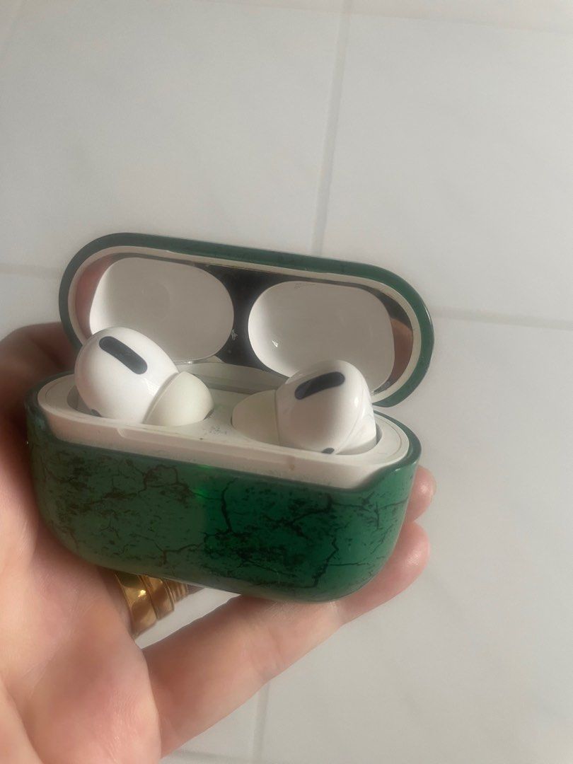 Airpods Pro with casing (Category: Earphones) located in Singapore. Submitted by rosmaty (Listing ID 1368045676, Image 1). Description: view it.