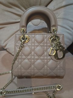 (Category: ) located in . Submitted by iloveshoppppping (Listing ID 1368177876, Image 1). Description: .