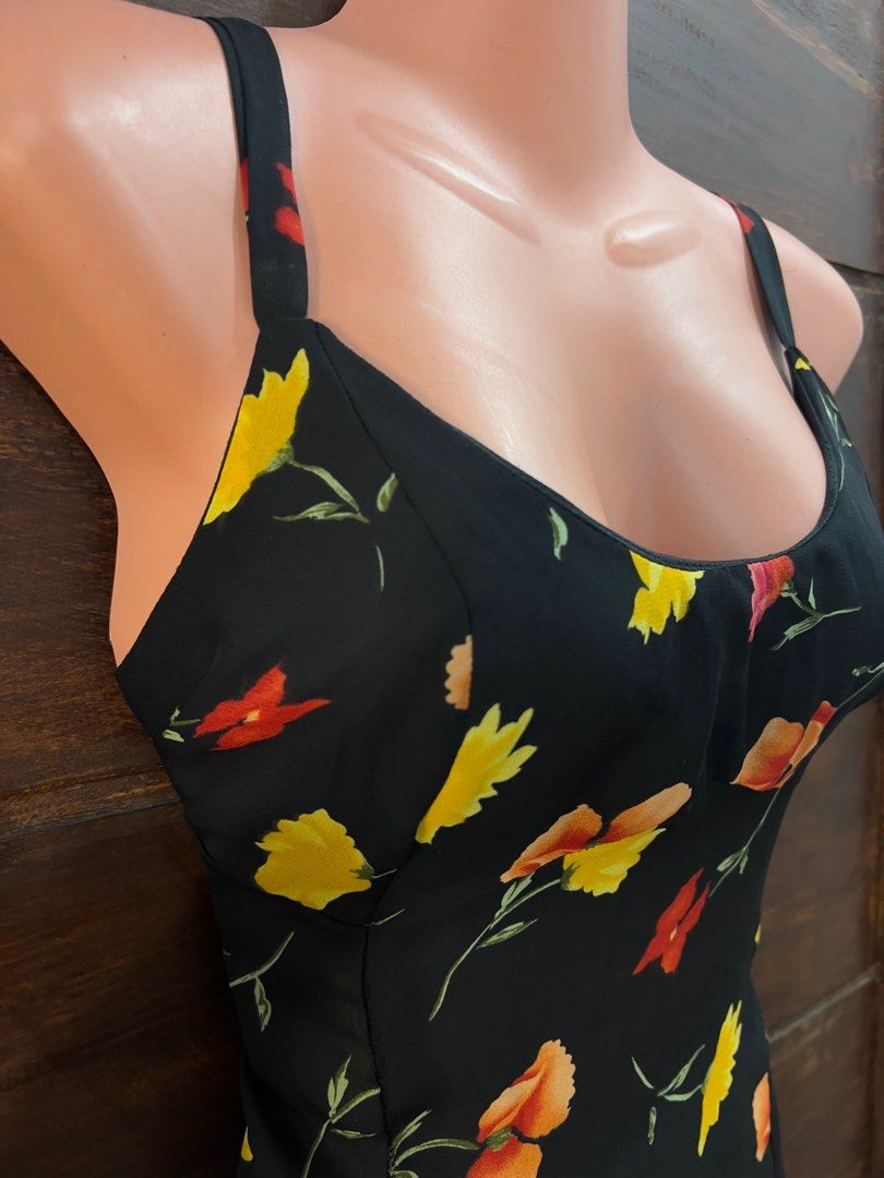 Black Floral Flowy Short Dress (Category: Dresses) located in Taguig. Submitted by ayaaan_ (Listing ID 1368207040, Image 2). Description: Black floral dress Price: ₱100 Original price: idk na Details: Size: S Color: black floral Brand: N/A Condition: well-used, used more than thrice, has noticeable flaws sa waist (when worn di naman halata) Material/Fabric: Tweed Rfs: di na ginagamit :)) pero fr super pretty & feminine 🥺🩷.