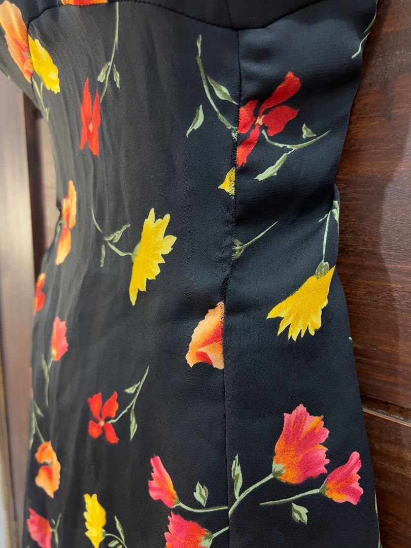 Black Floral Flowy Short Dress (Category: Dresses) located in Taguig. Submitted by ayaaan_ (Listing ID 1368207040, Image 3). Description: Black floral dress Price: ₱100 Original price: idk na Details: Size: S Color: black floral Brand: N/A Condition: well-used, used more than thrice, has noticeable flaws sa waist (when worn di naman halata) Material/Fabric: Tweed Rfs: di na ginagamit :)) pero fr super pretty & feminine 🥺🩷.