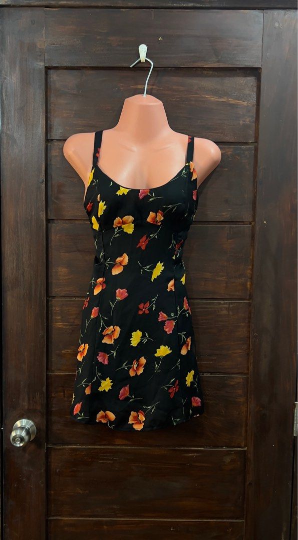 Black Floral Flowy Short Dress (Category: Dresses) located in Taguig. Submitted by ayaaan_ (Listing ID 1368207040, Image 1). Description: Black floral dress Price: ₱100 Original price: idk na Details: Size: S Color: black floral Brand: N/A Condition: well-used, used more than thrice, has noticeable flaws sa waist (when worn di naman halata) Material/Fabric: Tweed Rfs: di na ginagamit :)) pero fr super pretty & feminine 🥺🩷.