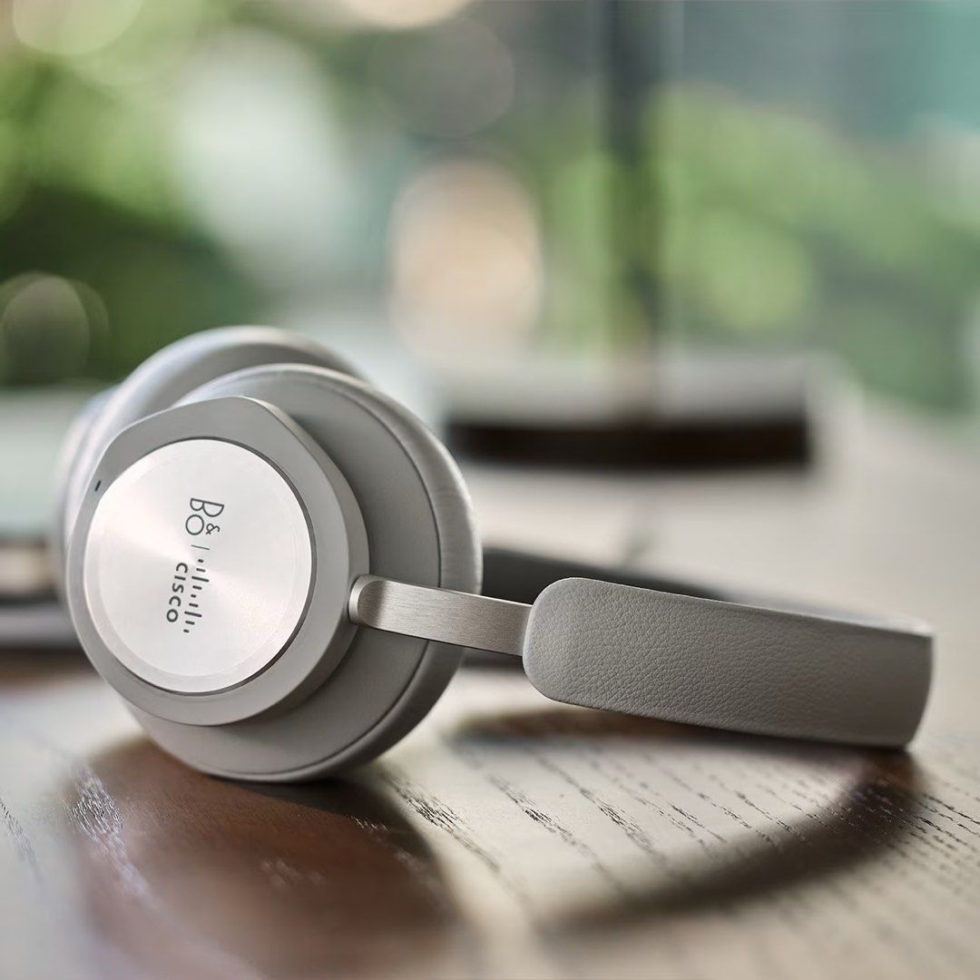 B&O Beoplay 980 Headphones (Category: Headphones & Headsets) located in Singapore. Submitted by spencerbe16680 (Listing ID 1368124757, Image 2). Description: Selling my Cisco B&O Beoplay 980 headphones. They've been used a few times, but are in great condition. https://www.cisco.com/c/en/us/products/collateral/collaboration-endpoints/headsets/bang-olufsen-980-ds.html They come with the original case and cable. The headphones have excellent sound 