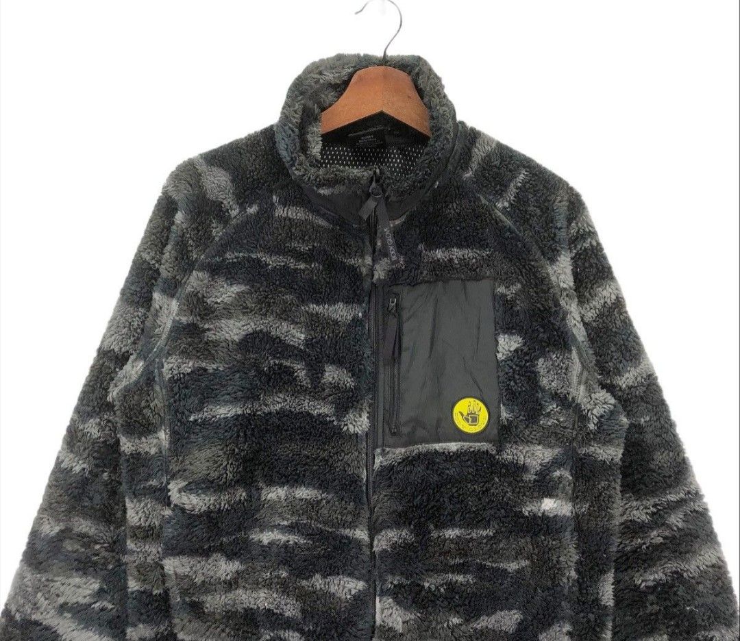 Vintage Body Glove Black /Grey Camo Fleece Jacket. (Category: Coats, Jackets and Outerwear) located in Caloocan City. Submitted by dhinielv393272 (Listing ID 1367907099, Image 1). Description: .