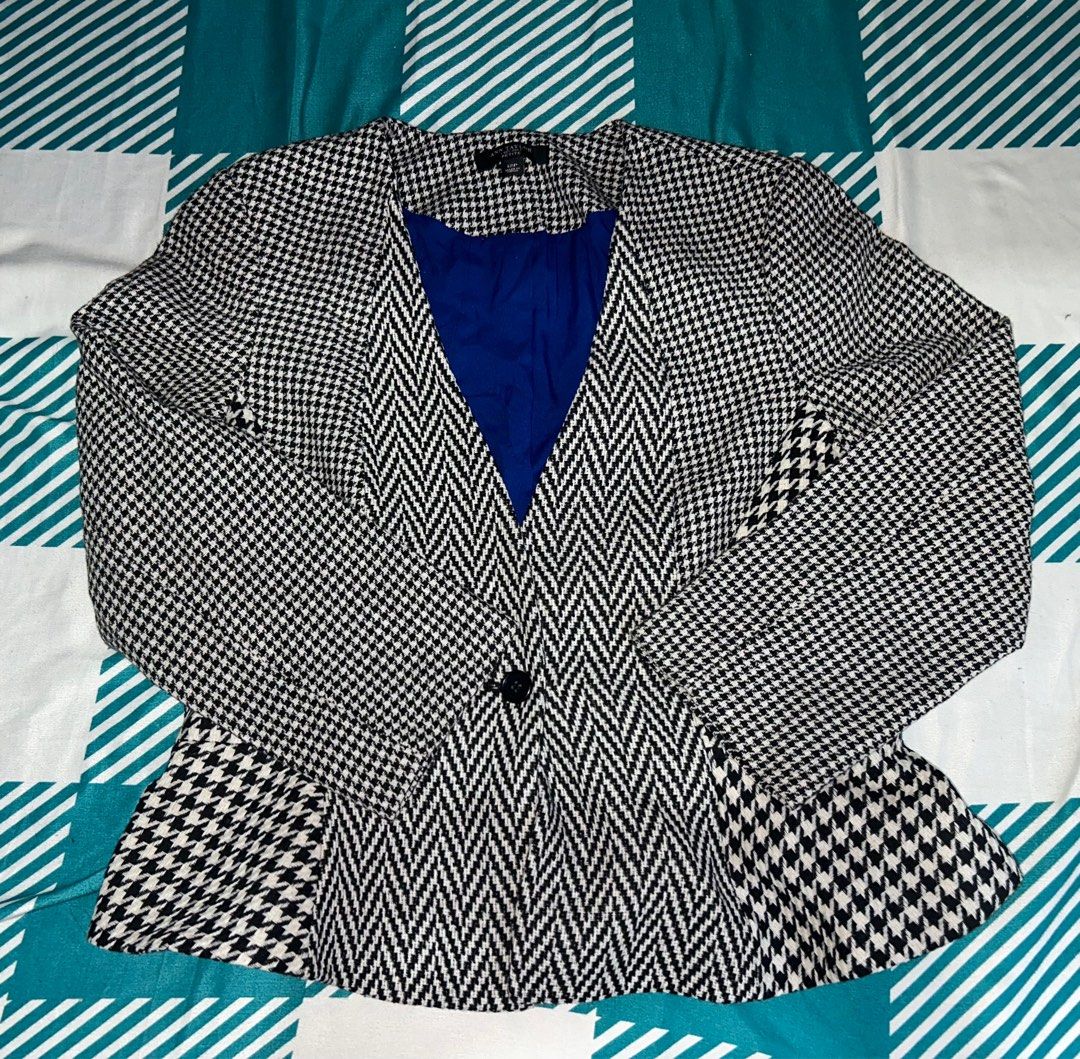 Coat (Category: Coats, Jackets and Outerwear) located in Mandaluyong City. Submitted by stuff_coollection (Listing ID 1368095669, Image 3). Description: Authentic No Issue Good as new Good for any formal event.