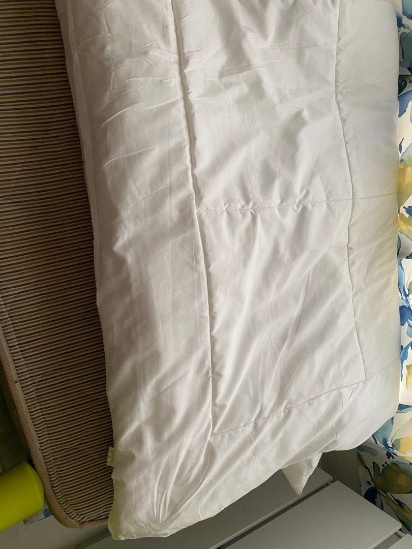 Comforter (Category: Bedding & Towels) located in Kuala Lumpur. Submitted by ukhtah (Listing ID 1368185265, Image 2). Description: Saya ada beli comforter quilt (putih) size king hrga asal RM71.78 dah buka tetapi tak guna sangat dalam bulan 1 beli. Nak jual RM40. Gun sangat sekejap lepas tu simpan kt almari Dan nak jual juga quilt cover set king untuk comforter warna putih (NEW) RM25. Ada juga quilt cover warna (coklat peach) dah buka dan guna ha