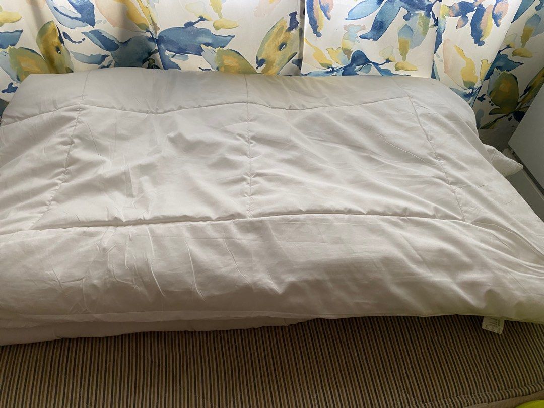 Comforter (Category: Bedding & Towels) located in Kuala Lumpur. Submitted by ukhtah (Listing ID 1368185265, Image 1). Description: Saya ada beli comforter quilt (putih) size king hrga asal RM71.78 dah buka tetapi tak guna sangat dalam bulan 1 beli. Nak jual RM40. Gun sangat sekejap lepas tu simpan kt almari Dan nak jual juga quilt cover set king untuk comforter warna putih (NEW) RM25. Ada juga quilt cover warna (coklat peach) dah buka dan guna ha